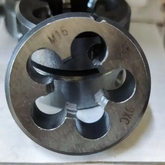 Плашка метрическая М16х2