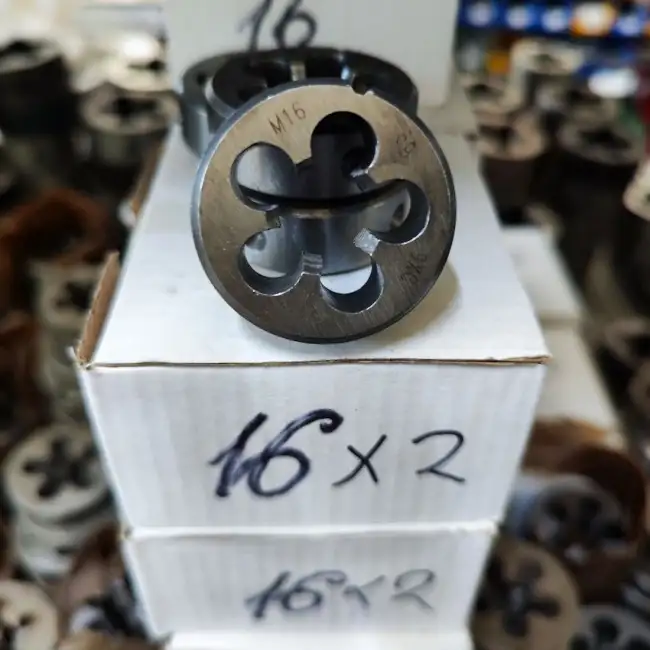 Плашка метрическая М16х2